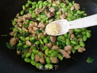 芹菜肉粒炒毛豆的做法步骤：13