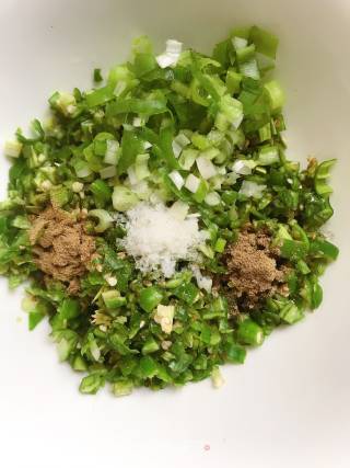 儿时的味道之青椒炒蛋的做法步骤：1
