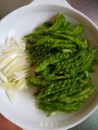 苦瓜的做法步骤：2