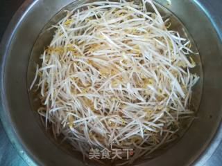 酸辣绿豆芽的做法步骤：1