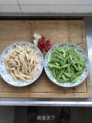 芹菜炒腐竹的做法步骤：1