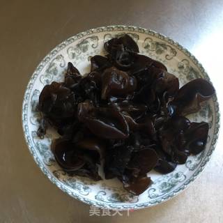 木耳烧豆腐的做法步骤：2