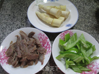 尖椒牛肉炒鞭笋的做法步骤：1