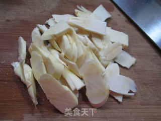 尖椒牛肉炒鞭笋的做法步骤：2