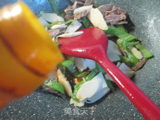 尖椒牛肉炒鞭笋的做法步骤：5