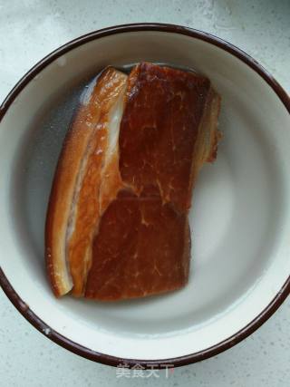 快手小炒菜——熏腊肉炒蒜薹杏鲍菇的做法步骤：1