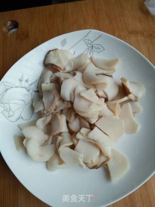 快手小炒菜——熏腊肉炒蒜薹杏鲍菇的做法步骤：4