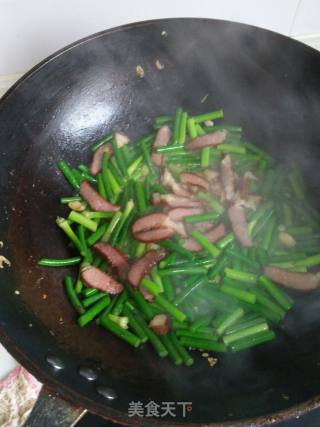 快手小炒菜——熏腊肉炒蒜薹杏鲍菇的做法步骤：5