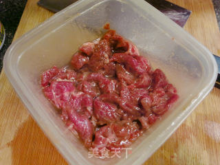 快手小炒菜--牛肉炒辣椒的做法步骤：1