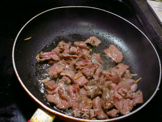 快手小炒菜--牛肉炒辣椒的做法步骤：2