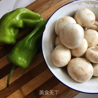 青椒炒蘑菇的做法步骤：1