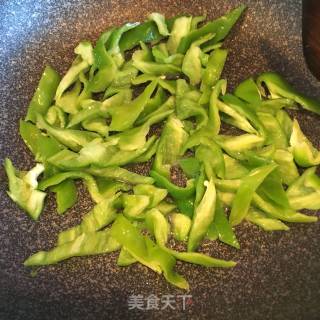 青椒炒蘑菇的做法步骤：3