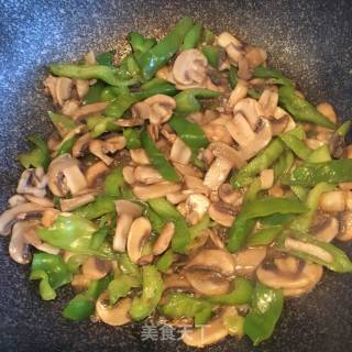 青椒炒蘑菇的做法步骤：5