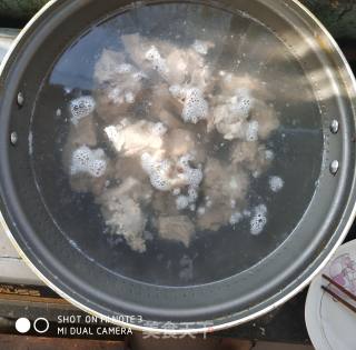 玉米海带排骨汤的做法步骤：1