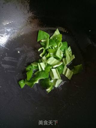 青椒木耳炒鸡蛋的做法步骤：7