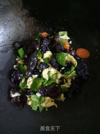 青椒木耳炒鸡蛋的做法步骤：11