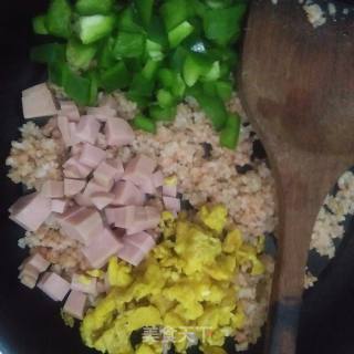 火腿青椒蛋炒饭的做法步骤：7