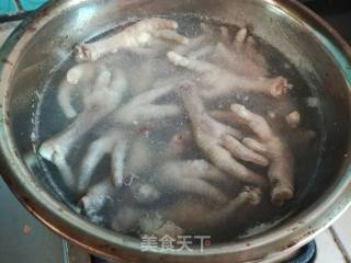 下饭菜一一水煮凤爪的做法步骤：1