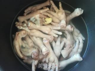 下饭菜一一水煮凤爪的做法步骤：2