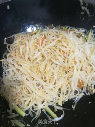 姬松茸鱿鱼蛋炒粉的做法步骤：4
