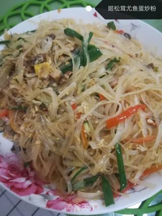 姬松茸鱿鱼蛋炒粉的做法步骤：6