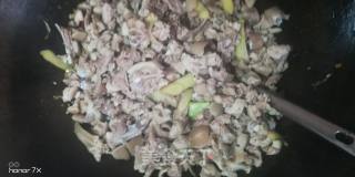 香辣乳猪肉的做法步骤：2