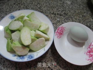 咸鸭蛋炒丝瓜的做法步骤：1