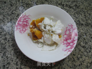 咸鸭蛋炒丝瓜的做法步骤：2