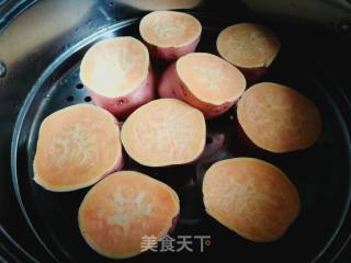 红薯芝麻糯米球的做法步骤：1