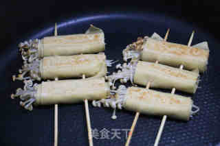 沙茶香煎豆皮金针菇卷的做法步骤：7