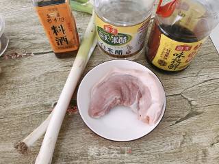 大葱炒肉的做法步骤：1