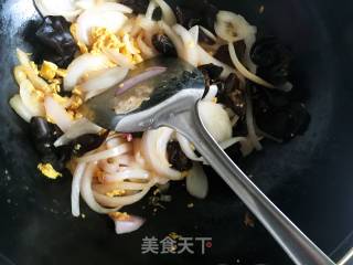 洋葱木耳炒鸡蛋的做法步骤：8