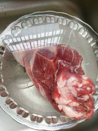 葱爆羊肉的做法步骤：1