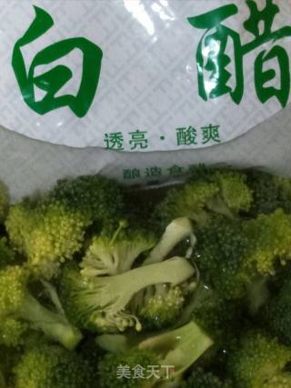 西兰花炒黄豆芽的做法步骤：2