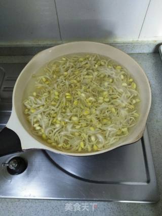 西兰花炒黄豆芽的做法步骤：5