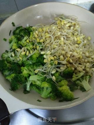 西兰花炒黄豆芽的做法步骤：10