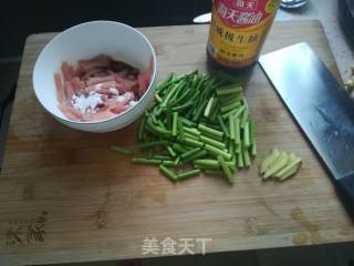 蒜薹炒肉的做法步骤：1