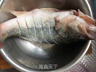 剁椒鲈鱼的做法步骤：2