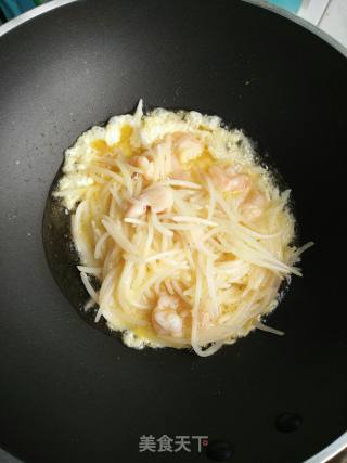 鸡蛋虾仁炒芽菜的做法步骤：8