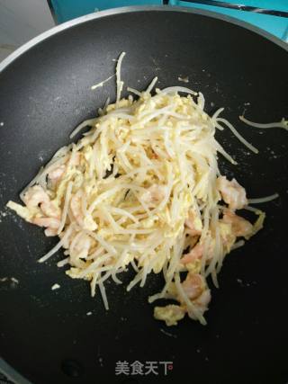 鸡蛋虾仁炒芽菜的做法步骤：9