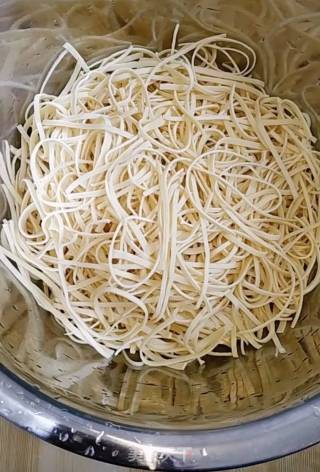 炝拌豆腐丝的做法步骤：2