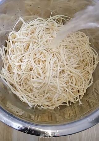 炝拌豆腐丝的做法步骤：3