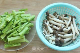 #快手小炒菜#苦瓜炒蟹味菇的做法步骤：2