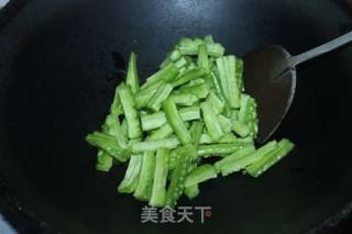 #快手小炒菜#苦瓜炒蟹味菇的做法步骤：3