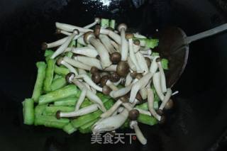 #快手小炒菜#苦瓜炒蟹味菇的做法步骤：4