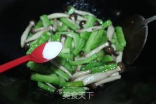 #快手小炒菜#苦瓜炒蟹味菇的做法步骤：5