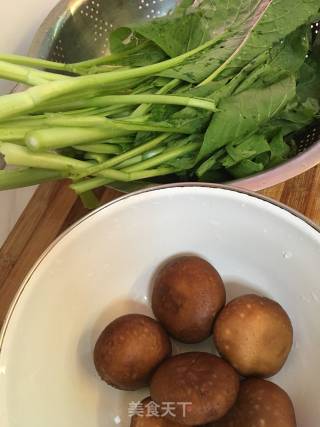 香菇炒油麦菜的做法步骤：1