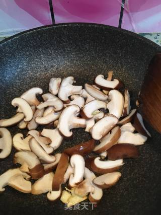 香菇炒油麦菜的做法步骤：4