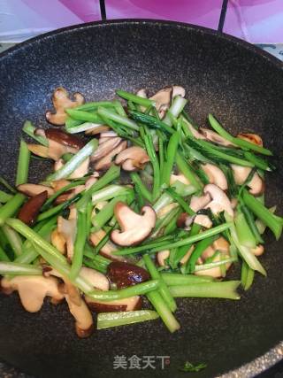 香菇炒油麦菜的做法步骤：5