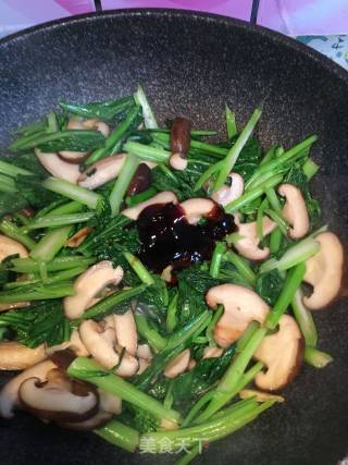 香菇炒油麦菜的做法步骤：7